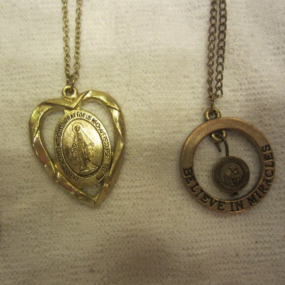 VTG RELIGIOUS PENDANTS W/CHAINS, PRICE IS EACH - Picture 4 of 10